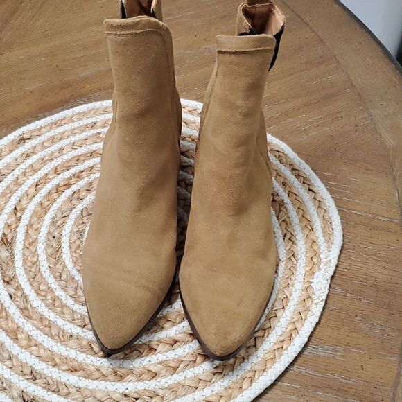 REPORT SIGNATURE IGGBY CHELSEA ANKLE BOOT IN Tan Suede Leather,  Size 7.5 - Picture 4 of 10